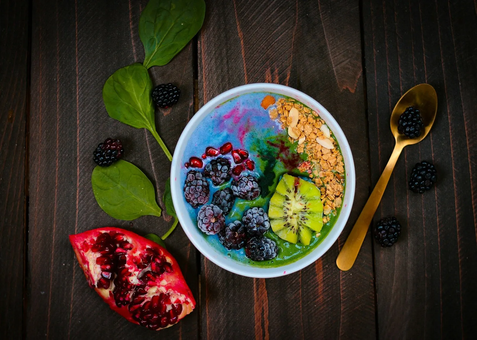 Frühstücks-Bowl mit Beeren, Granola und Kiwi in einer hellen Schale, typische Portion in einem basenfasten-orientierten Programm.