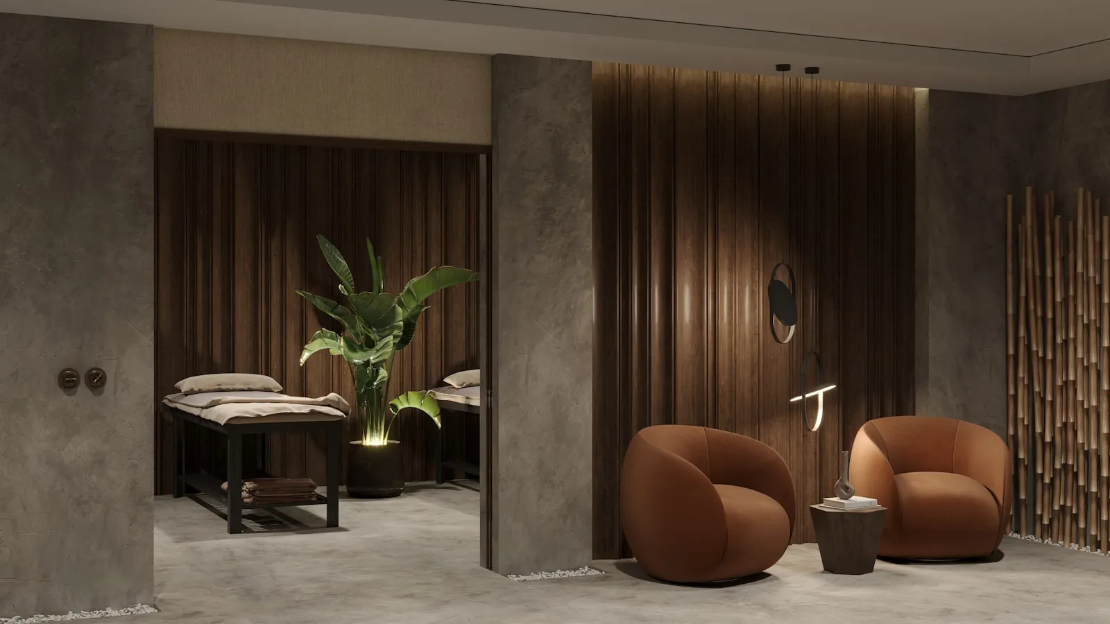 Zwei leere Massageliegen mit cremefarbenen Kissen in einem minimalistischen Spa-Innenraum, dunkle Vorhänge, polierter Betonboden, eine hohe grüne Pflanze in der Mitte.